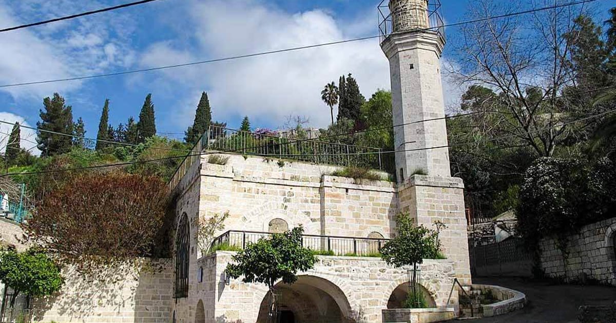 عين السيدة مريم والمسجد