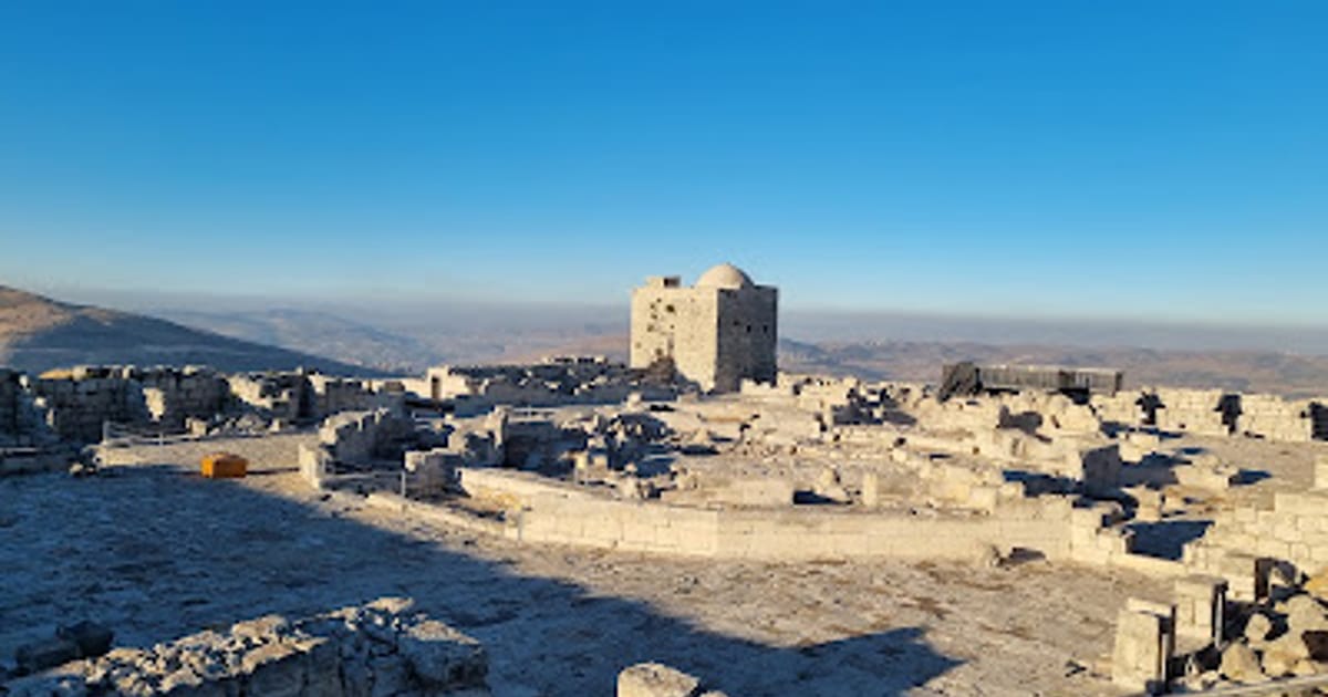 الخان الأحمر، القلعة السامرية والمتحف